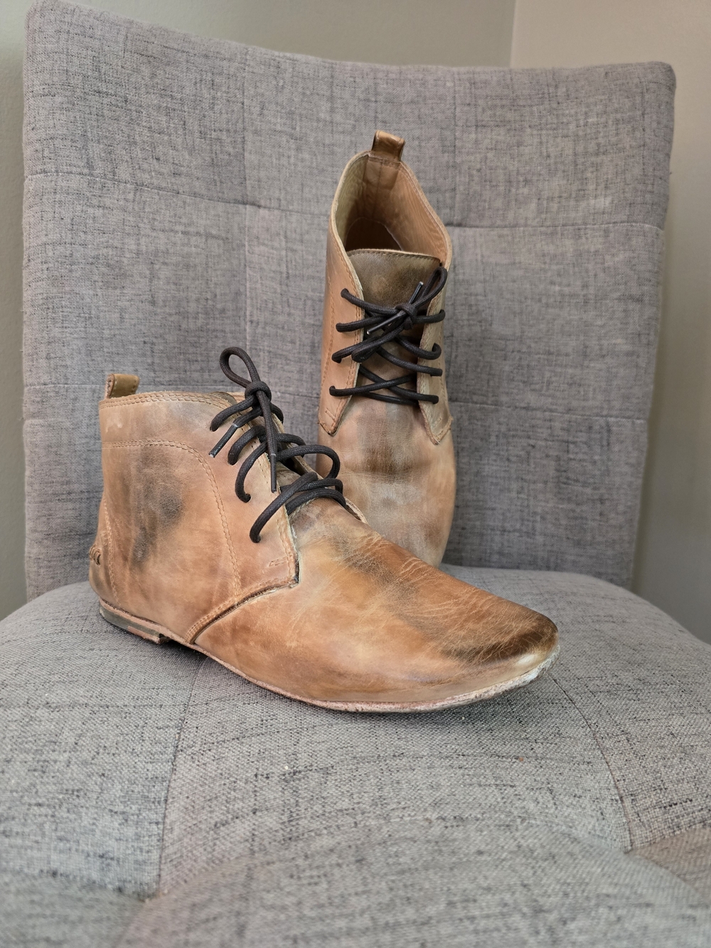 Bed Stu Women Size 8.5 Distressed Tan Leather Chukka Boots with Black Laces